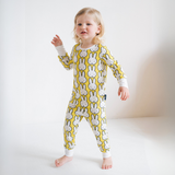 Barn iført Miffy Hello Yellow-pyjamasæt i bambus til børn