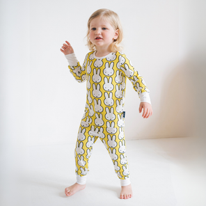 Barn iført Miffy Hello Yellow-pyjamasæt i bambus til børn