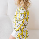 Barn iført Miffy Hello Yellow-pyjamasæt i bambus til børn