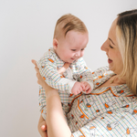 Baby klädd i en ZIPSTER x Miffy rutig Bloom-bambubodysuit