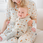 Baby klädd i en ZIPSTER x Miffy rutig Bloom-bambubodysuit