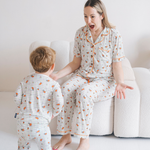Barn iført Miffy Checkered Bloom-pyjamasæt i bambus til børn