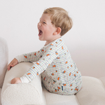 Barn iført Miffy Checkered Bloom-pyjamasæt i bambus til børn