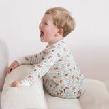 Barn iført Miffy Checkered Bloom-pyjamasæt i bambus til børn