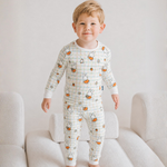 Barn iført Miffy Checkered Bloom-pyjamasæt i bambus til børn