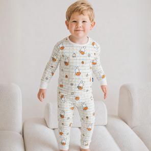 Barn iført Miffy Checkered Bloom-pyjamasæt i bambus til børn