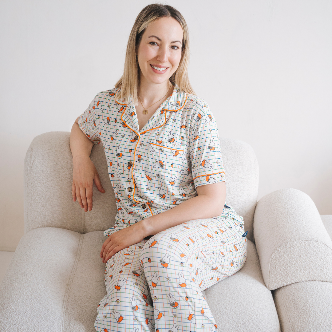 Kvinde iført damepyjamas-sættet Miffy Checkered Bloom i bambus