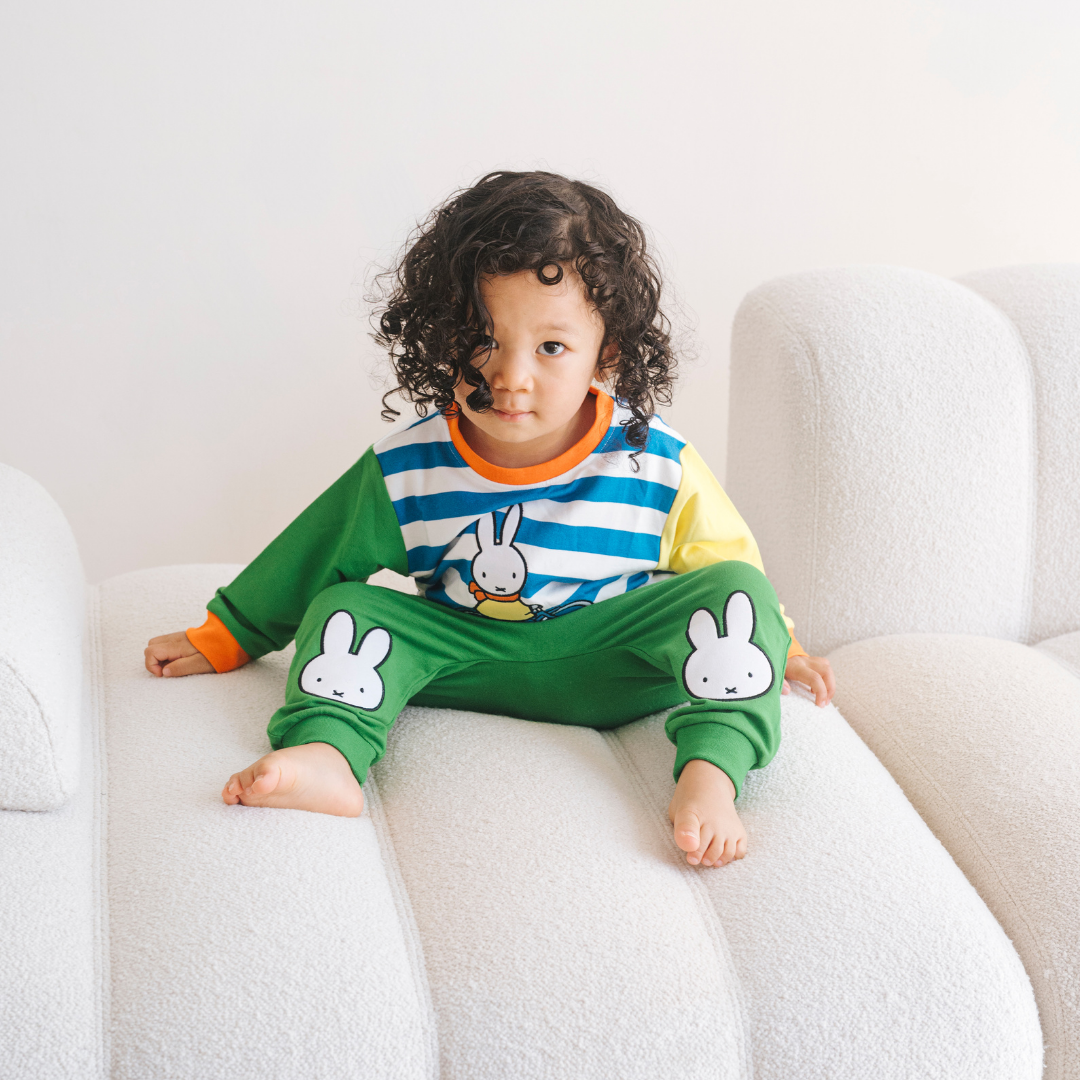 Barn iført Miffy fra Move-serien i bambus med cykel-sweatshirt og grønne joggingbukser