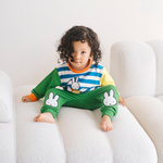 Barn iført Miffy fra Move-serien i bambus med cykel-sweatshirt og grønne joggingbukser