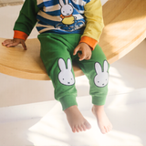 Barn iført Miffy fra Move-serien i bambus med cykel-sweatshirt og grønne joggingbukser