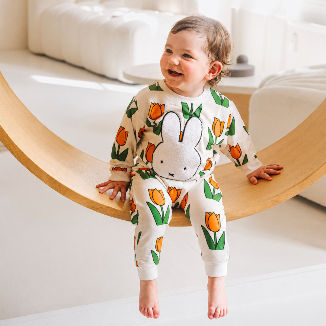 Barn klätt i bambu-loungesetet Miffy med tulpanmönster ”Meadow”