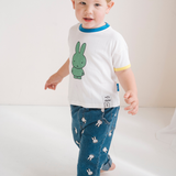 Barn iført den hvide Miffy børne-T-shirt med grøn Miffy-print