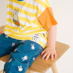 Barn som bär den randiga barn-T-tröjan Miffy från Bloom
