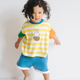 Barn som bär den randiga barn-T-tröjan Miffy från Bloom