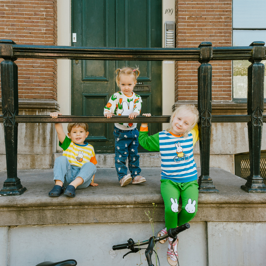 Barn iført Miffy fra Move-serien i bambus med cykel-sweatshirt og grønne joggingbukser
