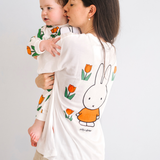 Kvinde iført den Miffy hvide amme-T-shirt med broderet tulipan og ammeåbninger