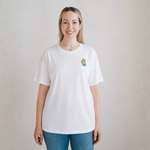 Kvinde iført den Miffy hvide amme-T-shirt med broderet tulipan og ammeåbninger