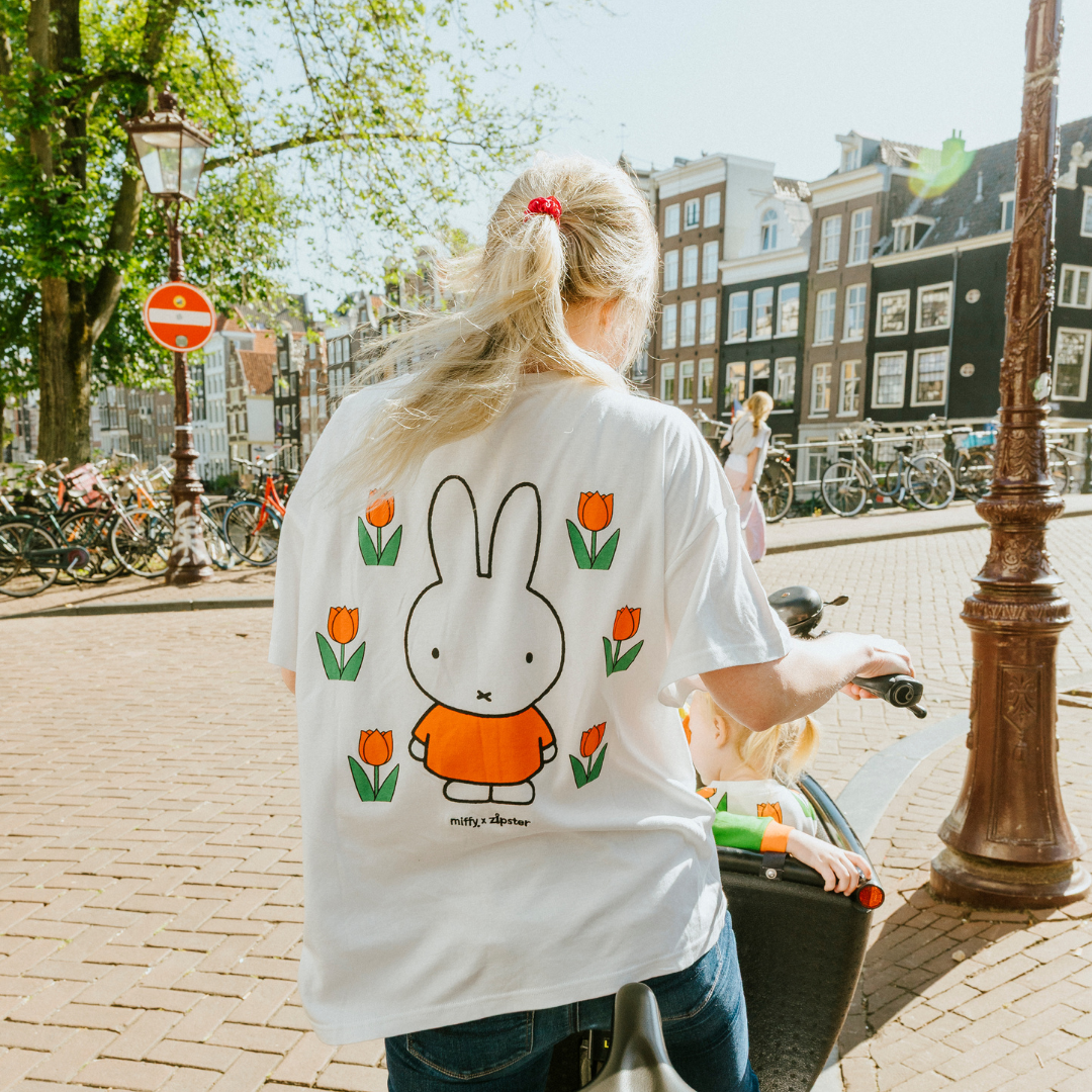 Kvinde iført den Miffy hvide amme-T-shirt med broderet tulipan og ammeåbninger
