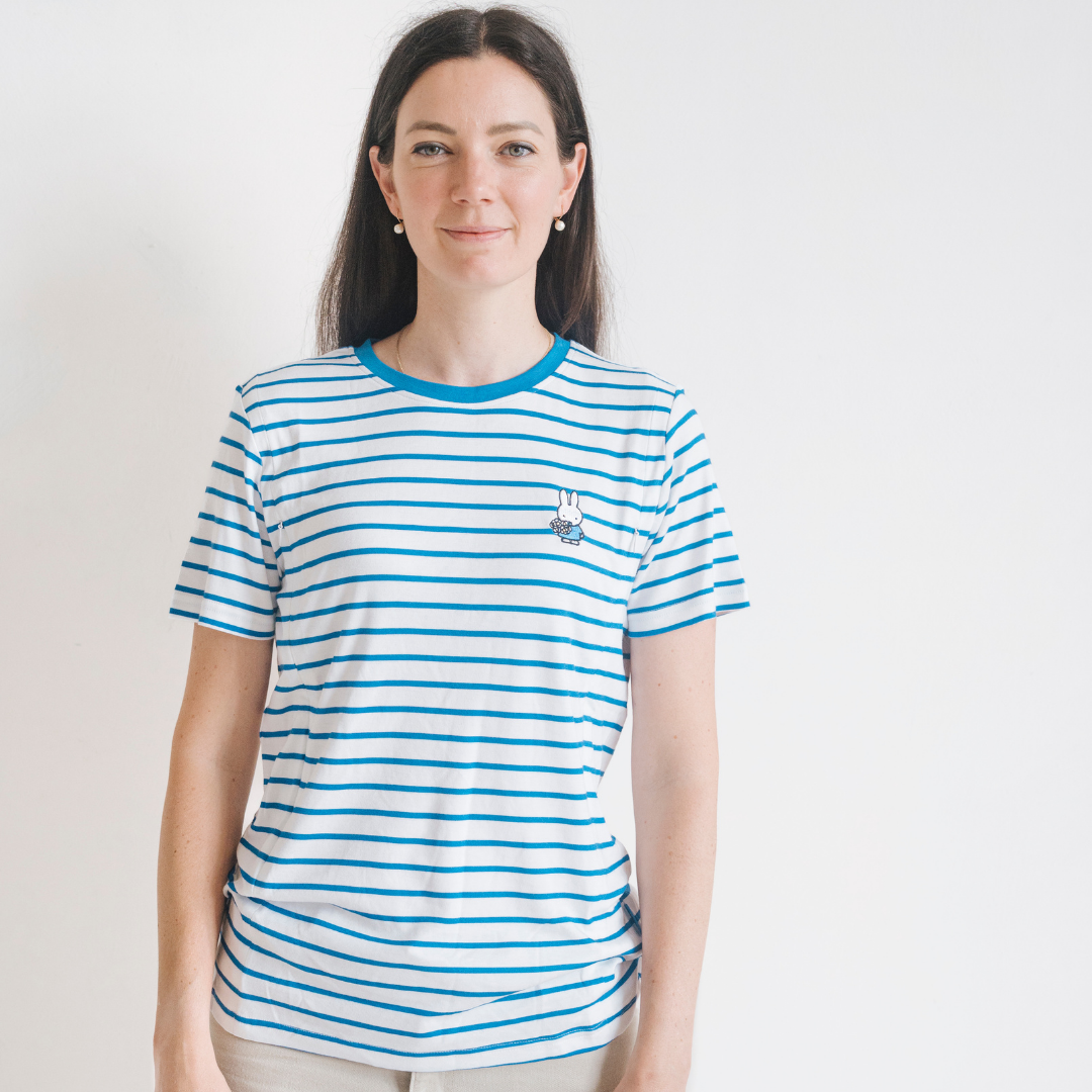 Kvinde iført den Miffy stribede amme-T-shirt med skjulte amme-lynlåse