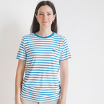 Kvinde iført den Miffy stribede amme-T-shirt med skjulte amme-lynlåse