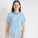 Kvinde iført den Miffy stribede amme-T-shirt med skjulte amme-lynlåse
