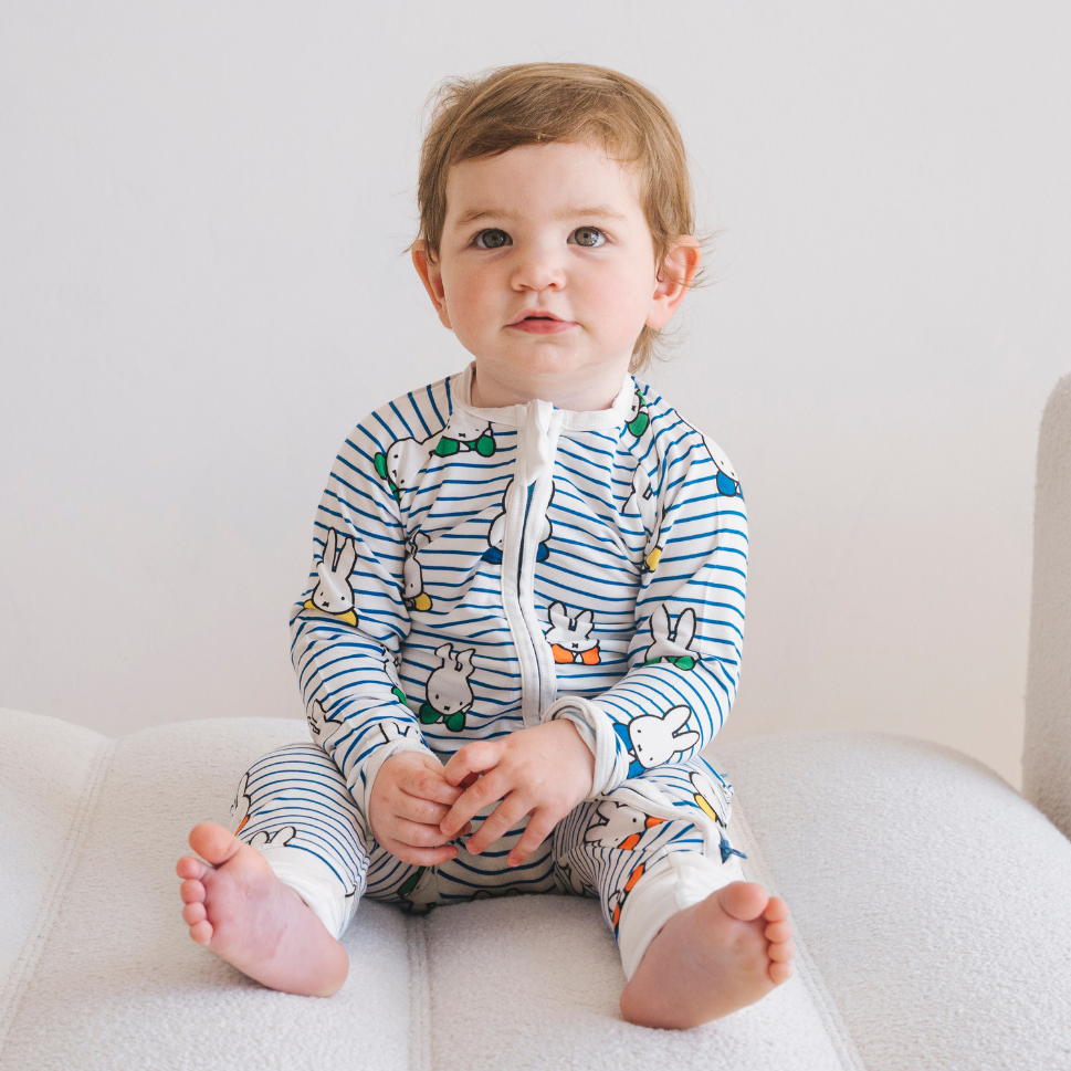 Barn som bär ZIPSTER x Miffy Peek-a-Boo Blue bambu-babyoverall