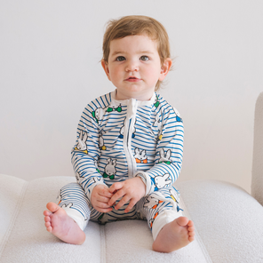 Barn som bär ZIPSTER x Miffy Peek-a-Boo Blue bambu-babyoverall