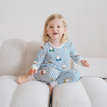 Barn som bär pyjamasuppsättningen Miffy Peek-a-Boo Blue i bambu från barnkollektionen