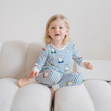 Barn som bär pyjamasuppsättningen Miffy Peek-a-Boo Blue i bambu från barnkollektionen