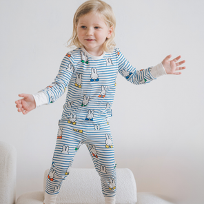 Barn iført Miffy Peek-a-Boo Blue-pyjamasæt i bambus til børn