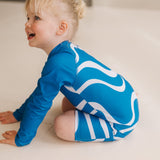 Swimster rider på vågen