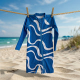 Swimster rider på vågen