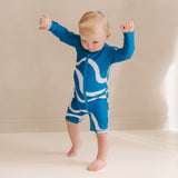 Swimster rider på vågen