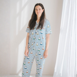 Kvinna klädd i pyjamasuppsättningen Ladies Miffy Peek-a-Boo Blue i bambu