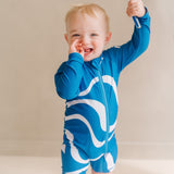 Swimster rider på vågen