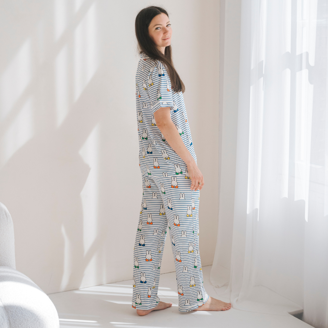 Kvinna klädd i pyjamasuppsättningen Ladies Miffy Peek-a-Boo Blue i bambu