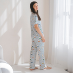 Kvinna klädd i pyjamasuppsättningen Ladies Miffy Peek-a-Boo Blue i bambu
