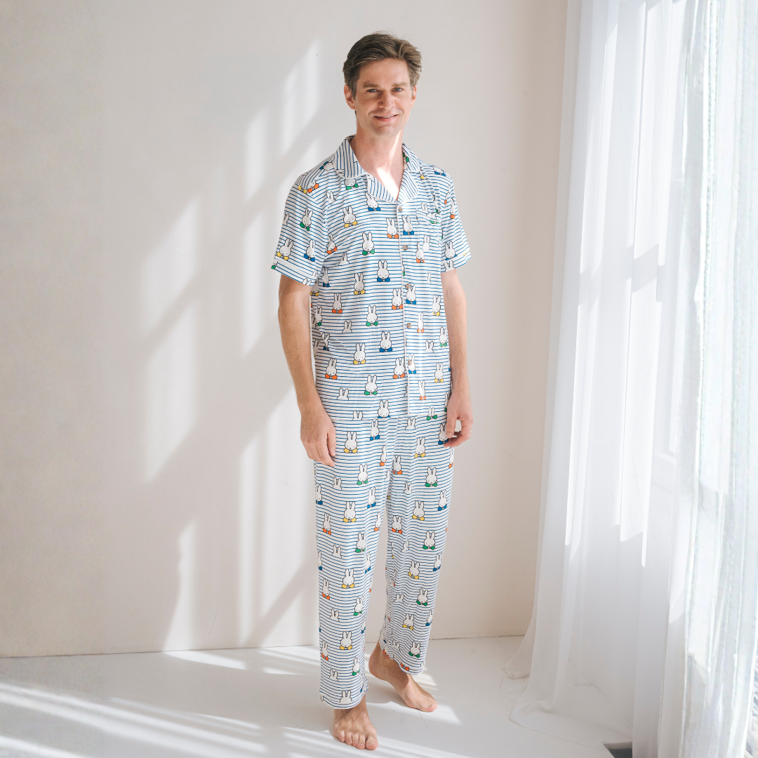 Man klädd i pyjamaset Miffy Peek-a-Boo Blue i bambu för herrar
