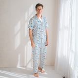 Man klädd i pyjamaset Miffy Peek-a-Boo Blue i bambu för herrar