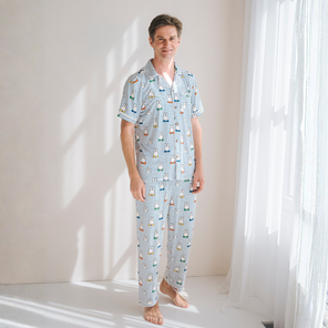 Man klädd i pyjamaset Miffy Peek-a-Boo Blue i bambu för herrar