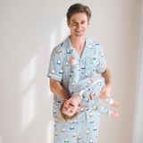 Man klädd i pyjamaset Miffy Peek-a-Boo Blue i bambu för herrar