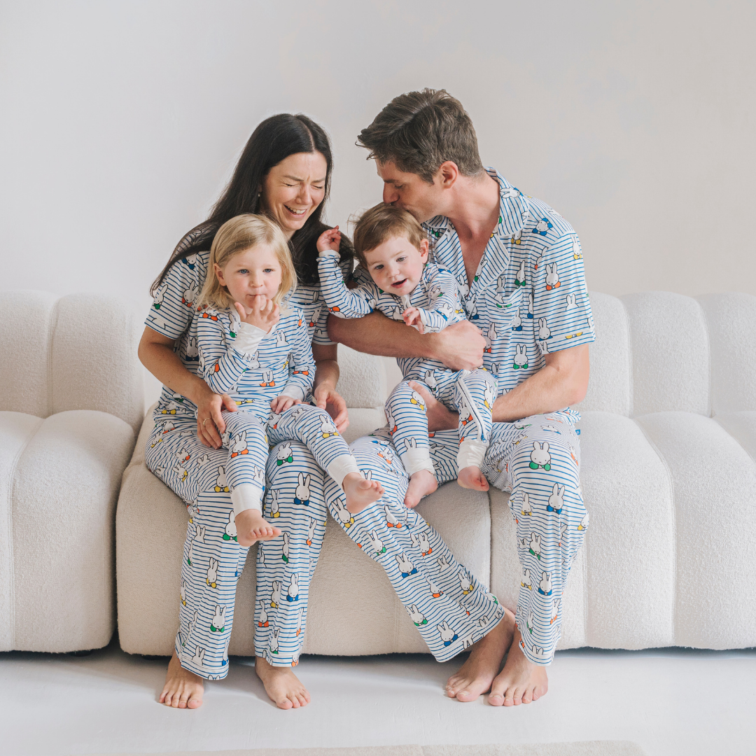 Barn som bär pyjamasuppsättningen Miffy Peek-a-Boo Blue i bambu från barnkollektionen