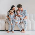 Barn som bär pyjamasuppsättningen Miffy Peek-a-Boo Blue i bambu från barnkollektionen