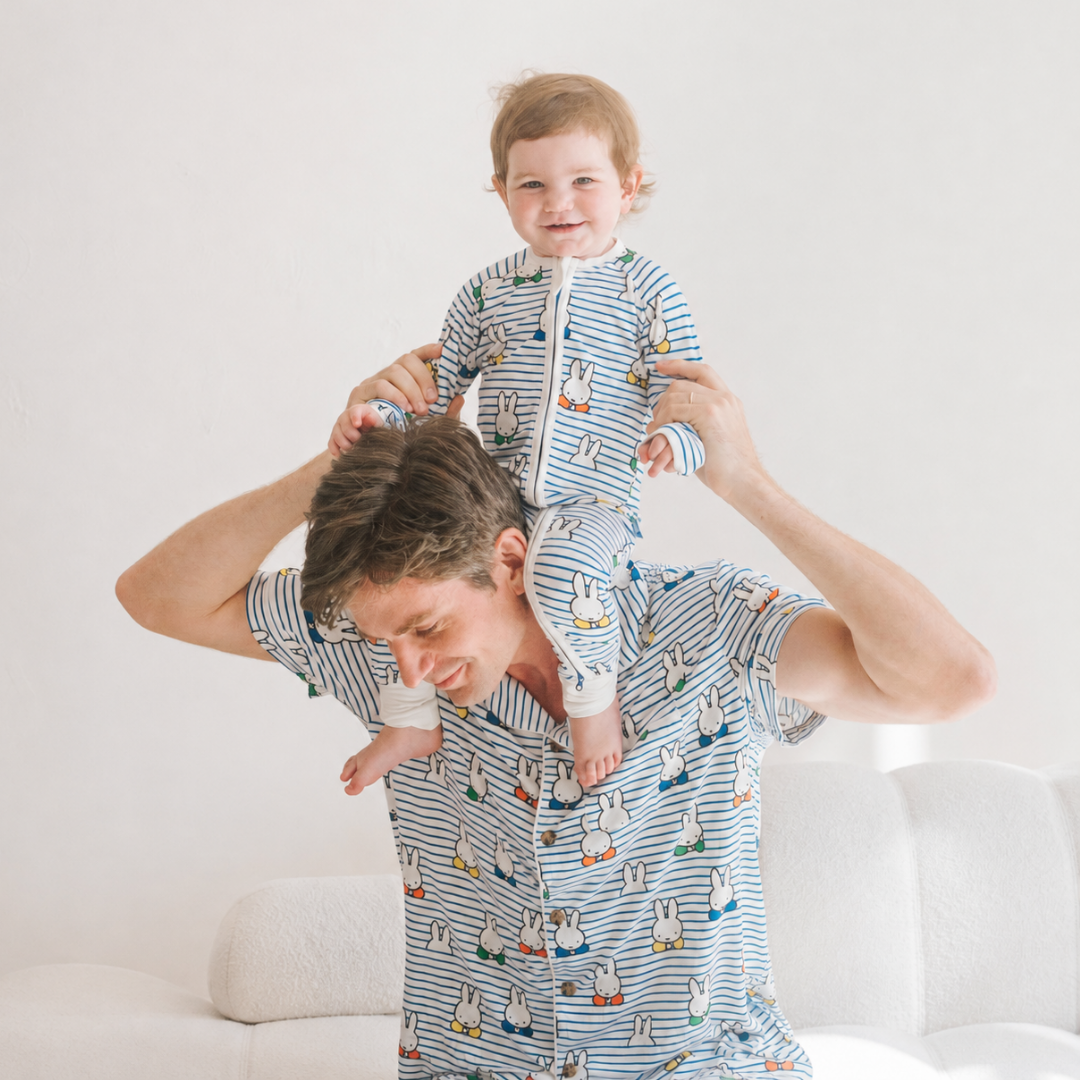 Man klädd i pyjamaset Miffy Peek-a-Boo Blue i bambu för herrar