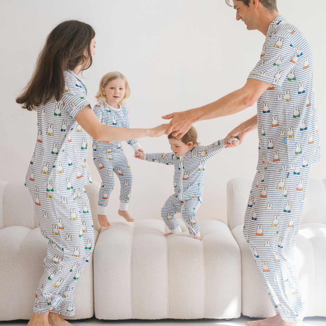 Kvinna klädd i pyjamasuppsättningen Ladies Miffy Peek-a-Boo Blue i bambu