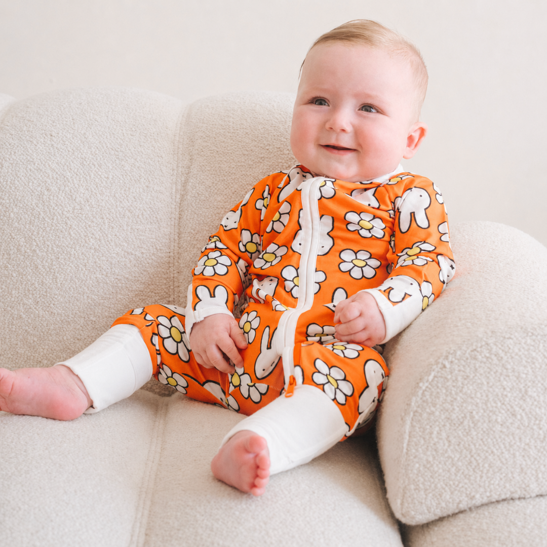 Barnet bär ZIPSTER x Miffy Daisy Days bambu-babyoverall
