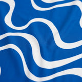 Swimster rider på vågen