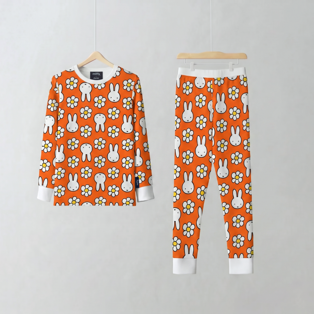 Barn iført Miffy Daisy Days-pyjamasæt i bambus til børn