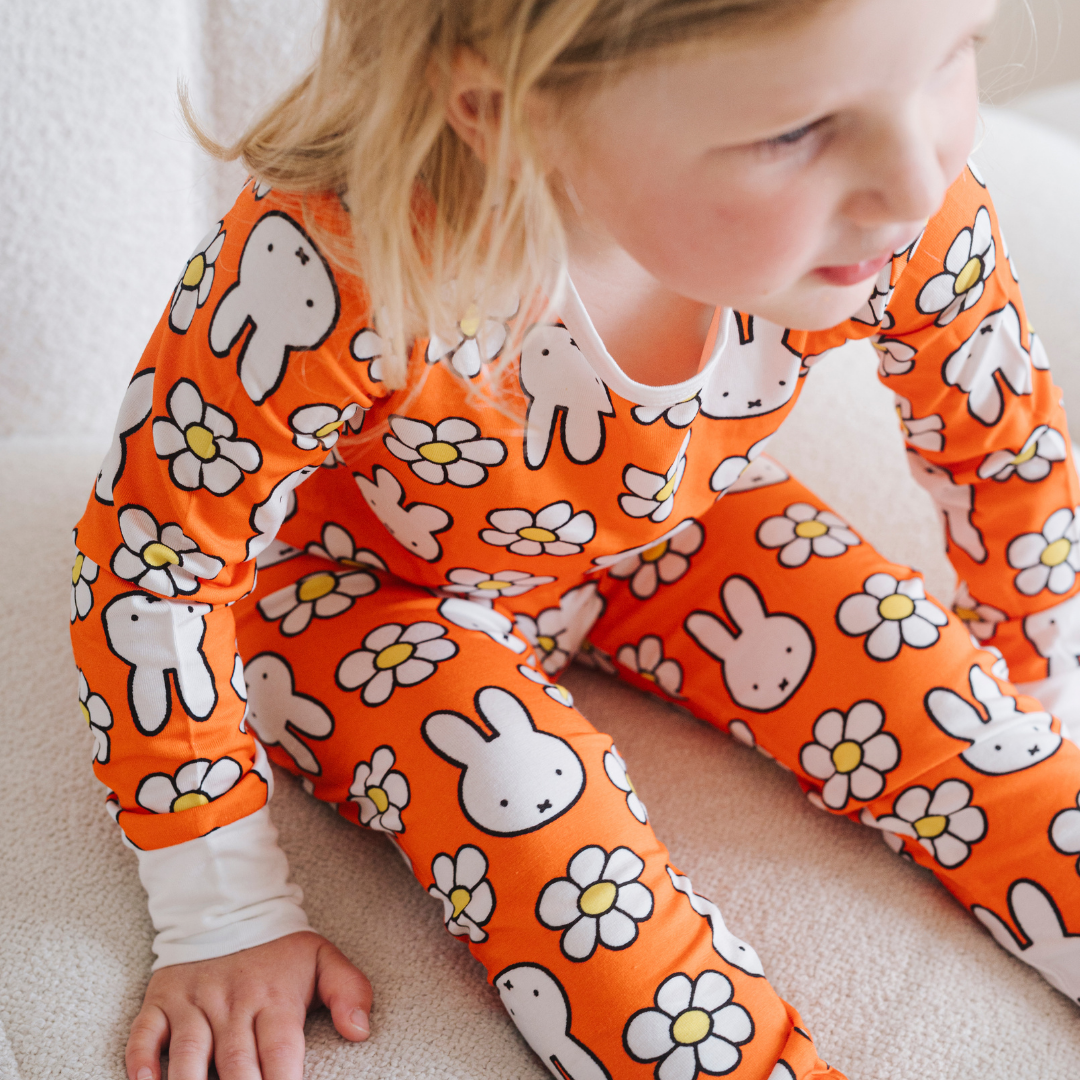 Barn klätt i pyjamaset Miffy Daisy Days i bambu från Children's
