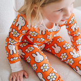 Barn klätt i pyjamaset Miffy Daisy Days i bambu från Children's